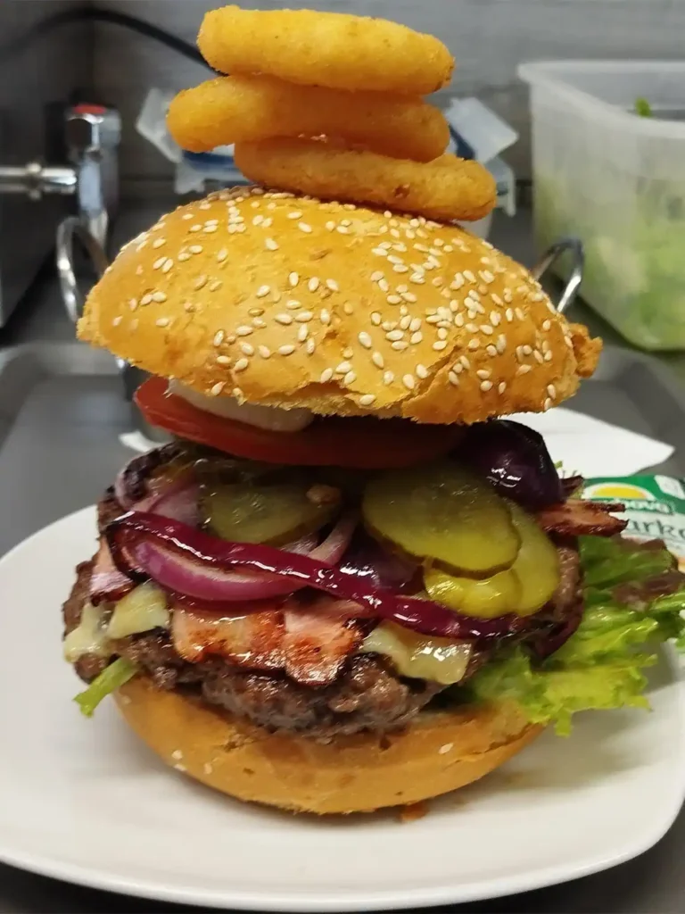 Hamburger s cibulovými kroužky v nabídce bistra Zelňačka na Měděnci