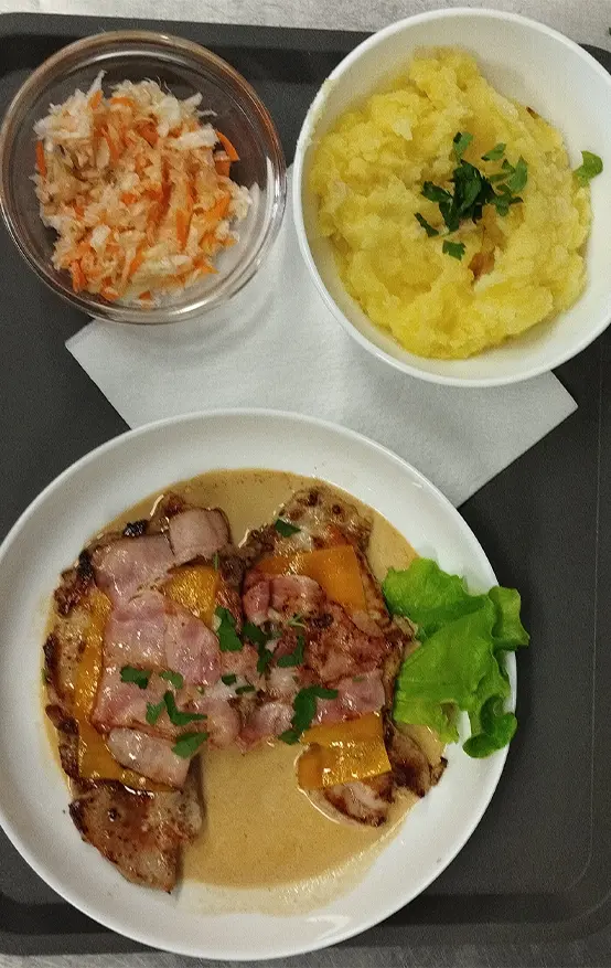 Steak s bramborovou kaší a přílohou v nabídce bistra Zelňačka na Měděnci